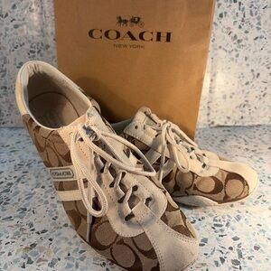 Coach Katelyn Signature Canvas Sneakers Tan Brown Lace Up Size 8.5